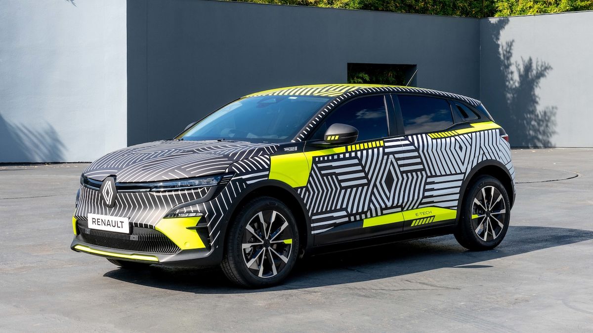 Renault ukazuje mégane v maskování, nese nové logo značky